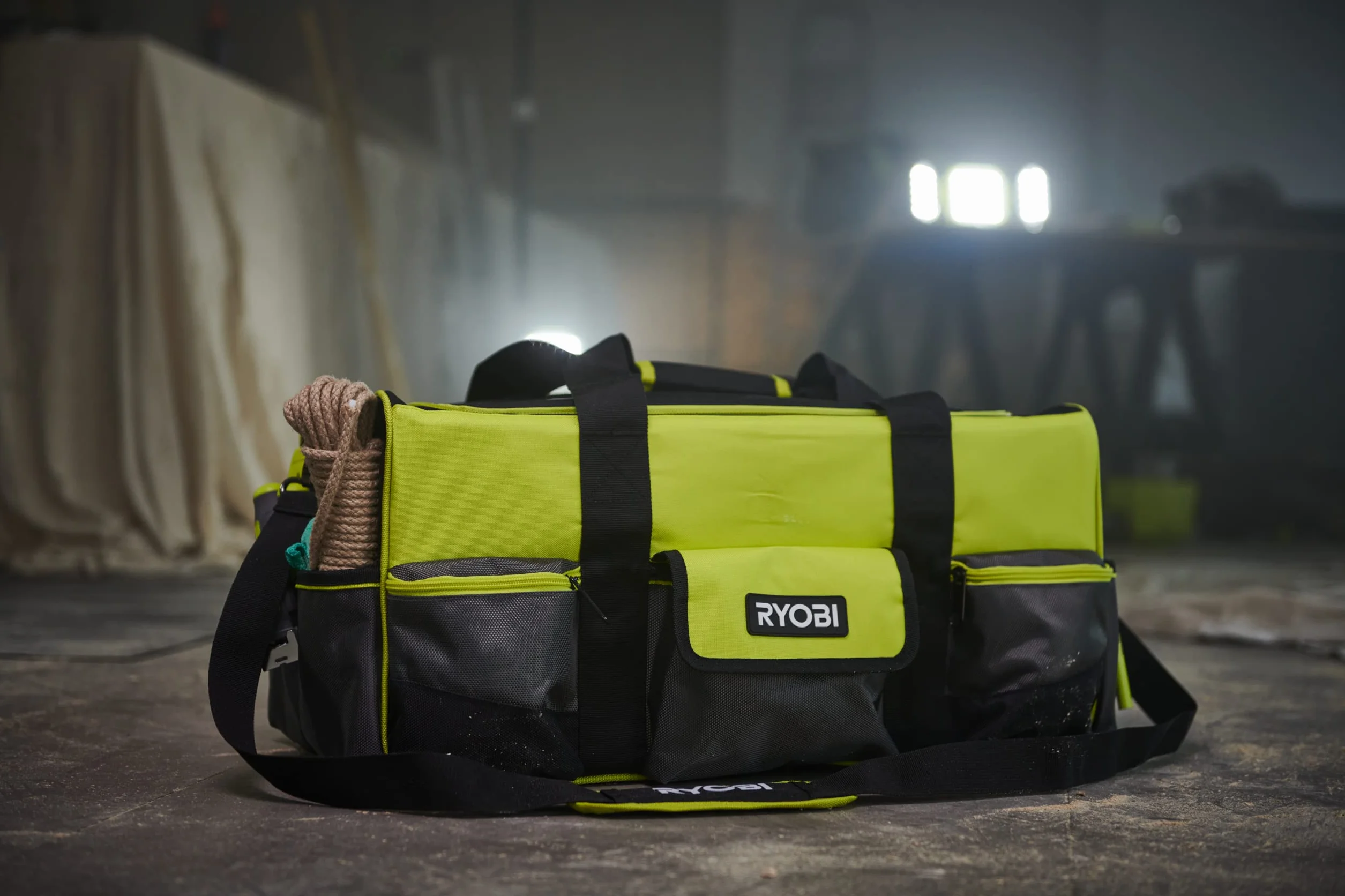 RYOBI Handwerkertasche mit Schultergurt Größe L RSSLTB1 (3 x Fronttaschen, 1x offene Tasche auf der Rückseite, 2 x Seitentasche, 8 x Schlaufen für Handwerkzeuge im Innenbereich, 1x Innentasche)