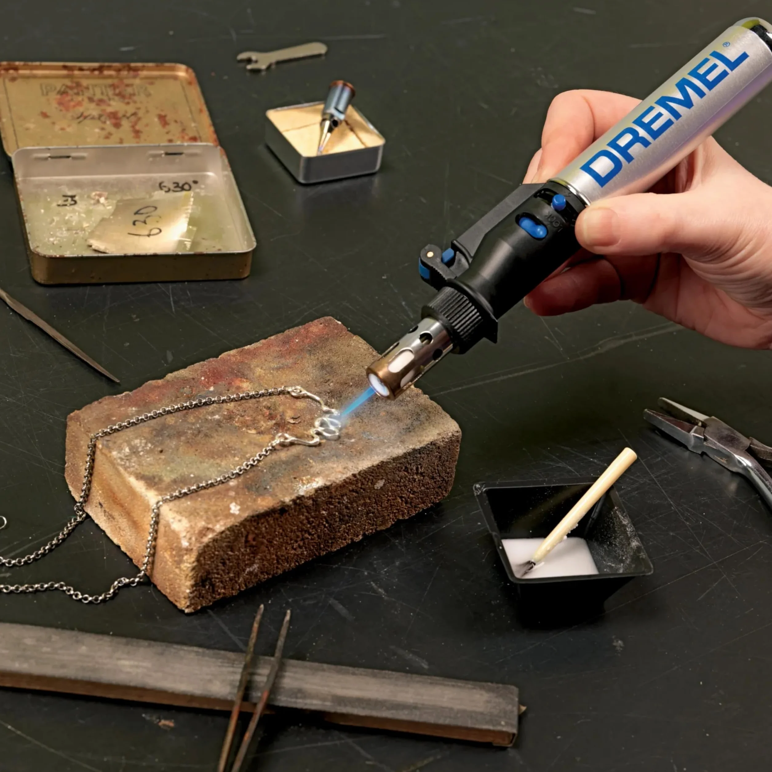 Dremel 2000 VersaTip Lötkolben - Brennkolben und Löt-Set (mit 7 Wechselspitzen zum Löten, Heißschneiden, Schweißen, Brandmalerei, Holz Gravieren, Schmuckherstellung)