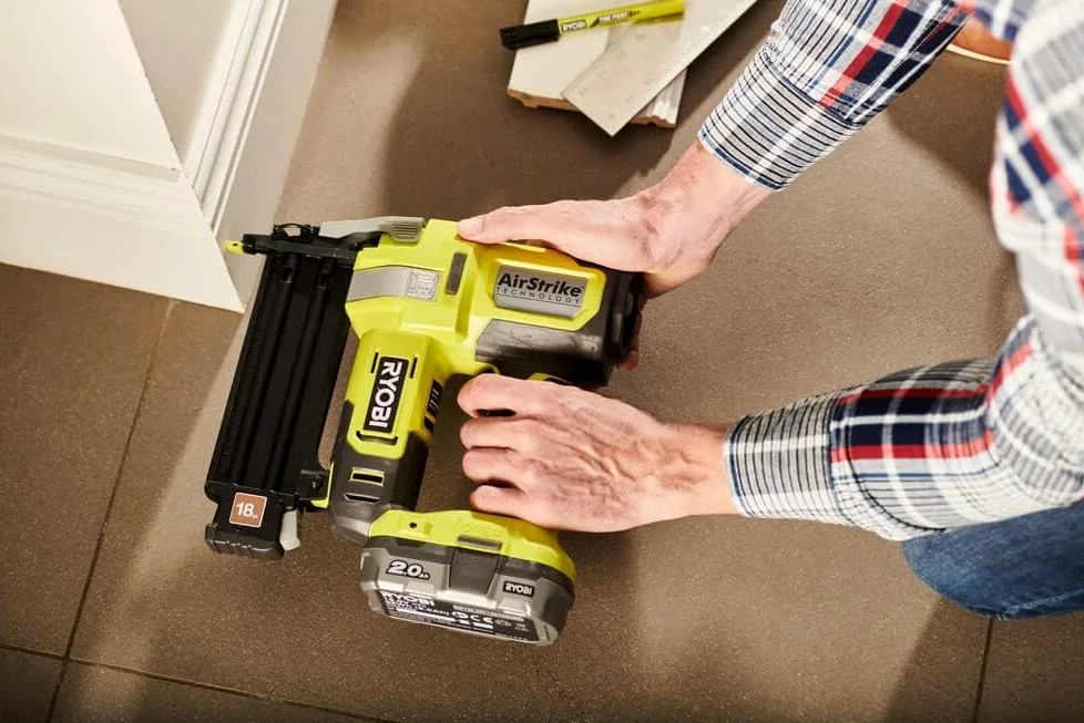 RYOBI 18 V ONE+ Akku-Nagler R18GN18-0, Nagelstärke 1,2 Mm, Magazinkapazität 105 St., werkzeuglose Tiefeneinstellung, ohne Akku & Ladegerät