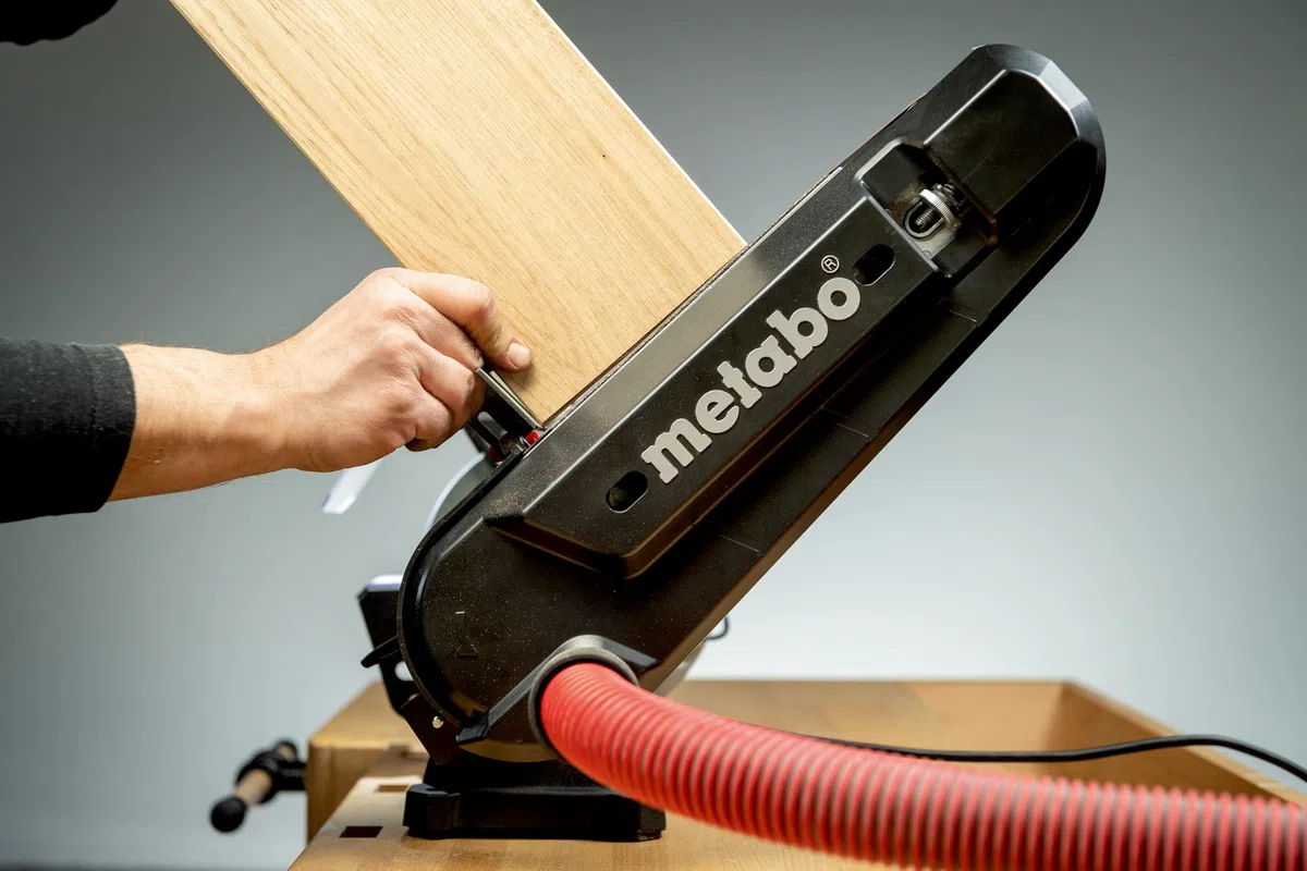 metabo BS 200 Plus Schleifmaschine, Elektrisch, Schärfgerät Holzschleifer | Schleifbock Kombimaschine mit Absaugung zum Entrosten, Messer Schärfmaschine, inkl. Schleifscheibe, Band & Zubehör