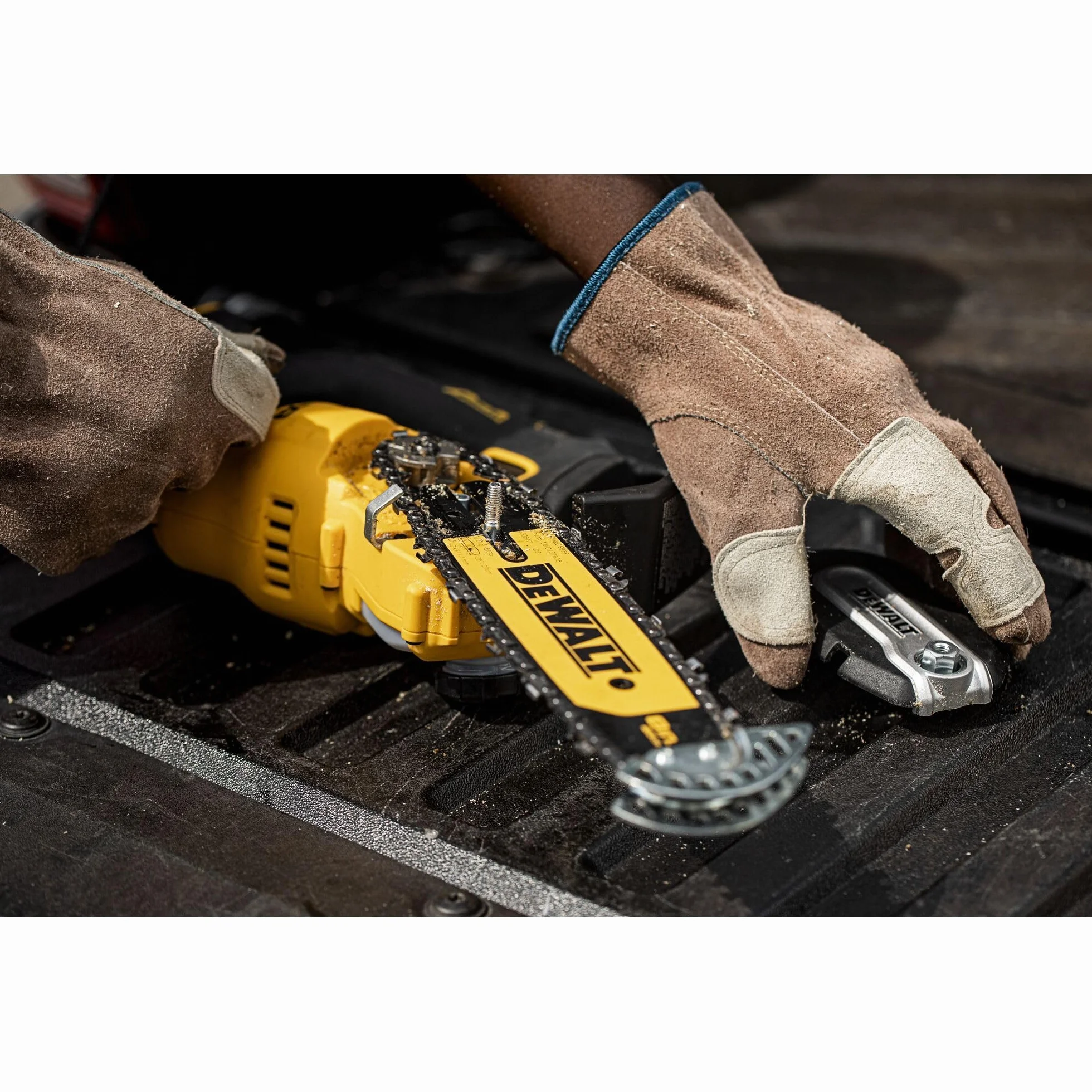 DEWALT 18 Volt Akku-Astsäge (20 cm Schwert, bürstenloser Motor, automatische Kettenschmierung, Metallschutz an Schwertspitze, seitliche Kettenspannung, Lieferung ohne Akku & Ladegerät), DCMPS520N-XJ