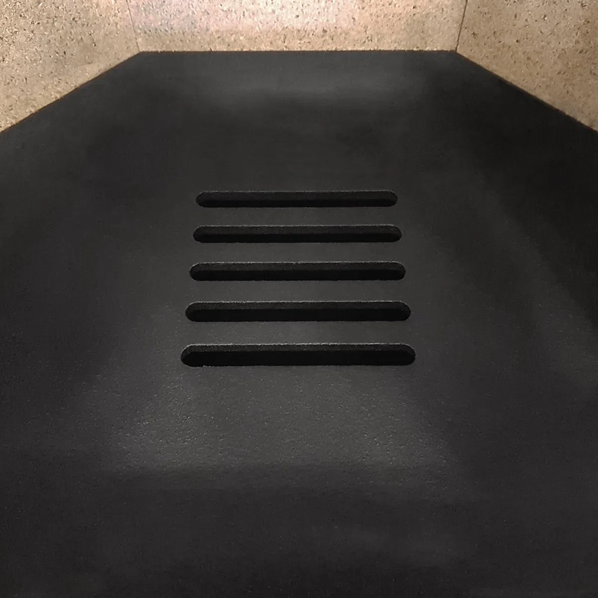 Justus Usedom 5 Kaminofen Stahl Schwarz mit Sandsteinverkleidung 5,5 kW Nennleistung Prismaglas Scheibenspülung Holzfach Bauart 1 Rauchrohr 150 mm