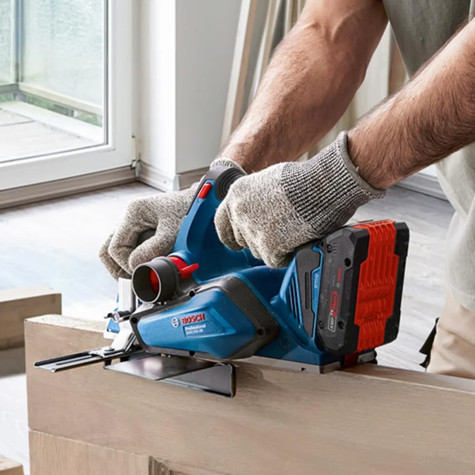 Bosch Professional 18V System Akku Hobel GHO 18V-26 (bürstenloser Motor, inkl. Staubbeutel, Parallelanschlag, 1x Wood Razor Wendemesser, L-BOXX, ohne Akku/ Ladegerät)