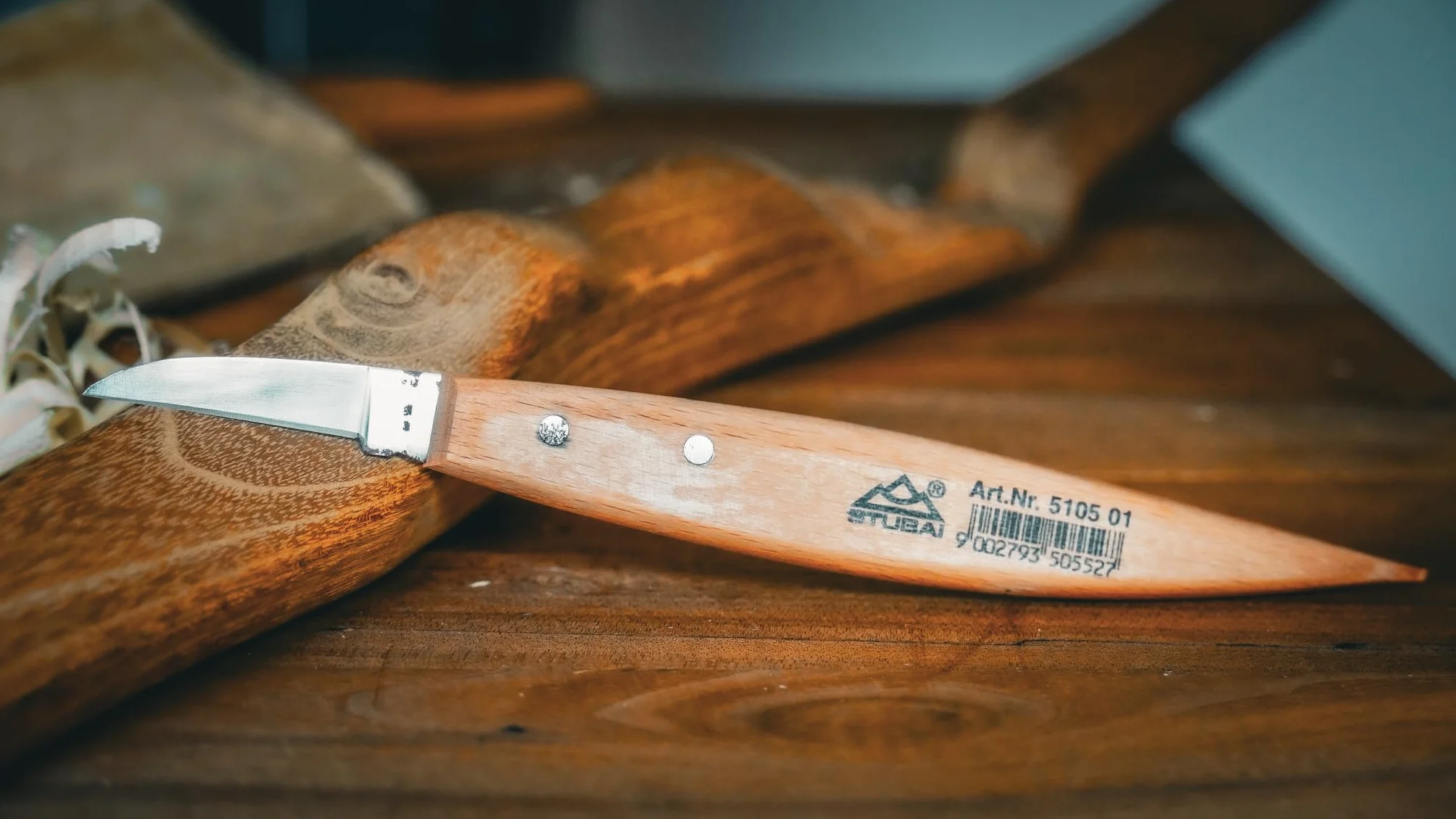 STUBAI Schnitzersatz | 7-tlg. | Balleisen 5 mm & 10 mm + Hohleisen 4 mm, 6 mm & 10 mm + 2 Kerbschnitzmesser | Schnitzwerkzeug für Schnitzarbeiten zur Holzbearbeitung | professionelles Schnitz-Set