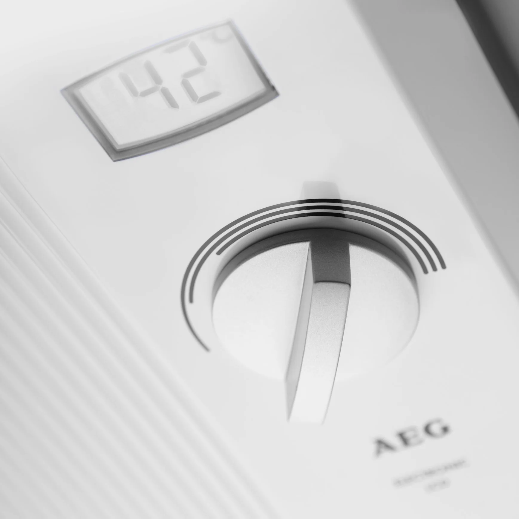 AEG elektronischer Durchlauferhitzer DDLE LCD 18/21/24 kW umschaltbar, gradgenaue Temperaturwahl, LC-Display, Festanschluss 400V, VDE geprüft, 222394