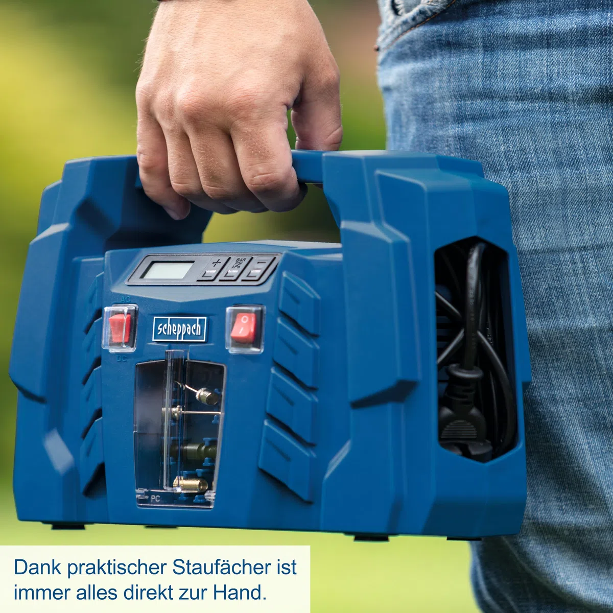 Scheppach Kompressor Airforce 5 mit digitaler Anzeige | 12V / 230V Anschluss für KFZ/Auto | tragbarer Kofferkompressor | 8bar Arbeitsdruck | 150W | Ansaugleistung 36,5 l/min | inkl. Zubehör