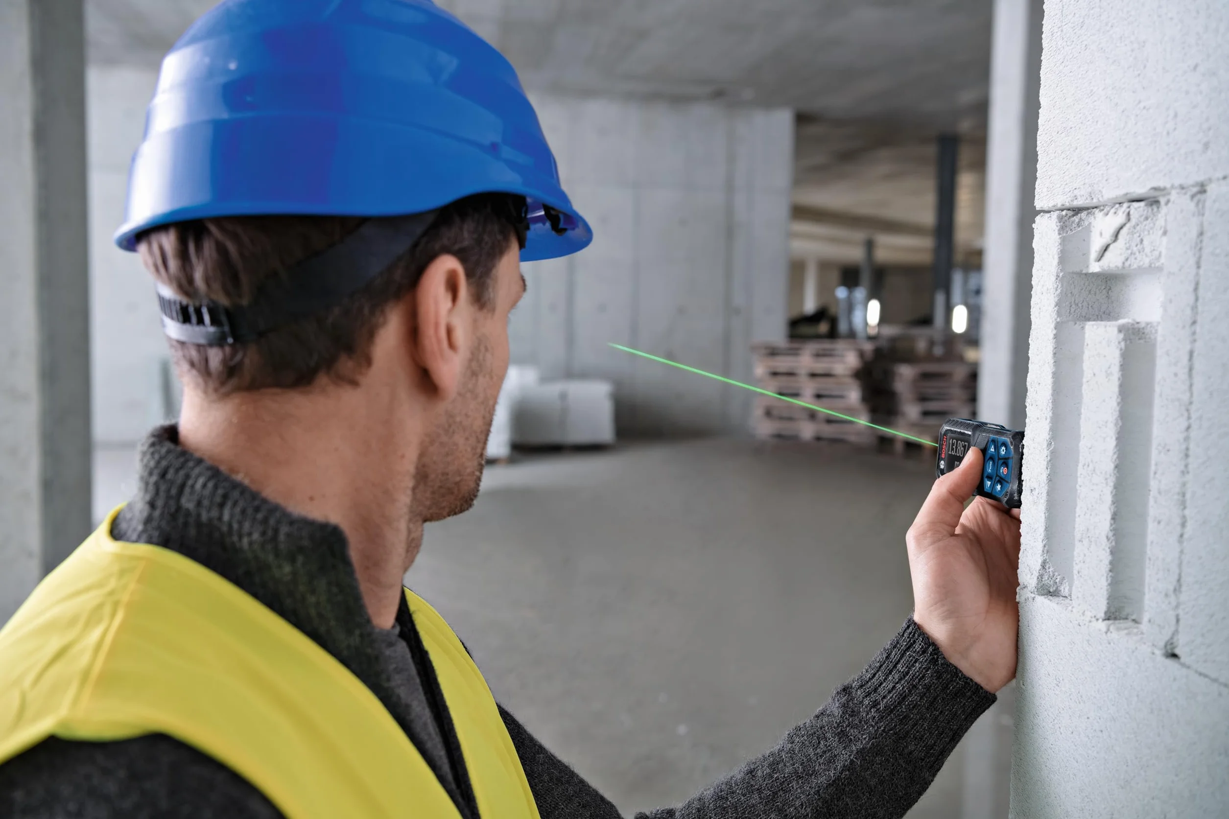 Bosch Professional Laser-Entfernungsmesser GLM 50-23 G (grüner Laser, Neigungssensor, Reichweite: bis zu 50 m, robust, IP65, ± 1,5 mm*, 2X AA-Batterie, Schlaufe, Tasche)