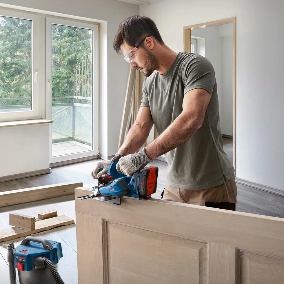 Bosch Professional 18V System Akku Hobel GHO 18V-26 (bürstenloser Motor, inkl. Staubbeutel, Parallelanschlag, 1x Wood Razor Wendemesser, L-BOXX, ohne Akku/ Ladegerät)