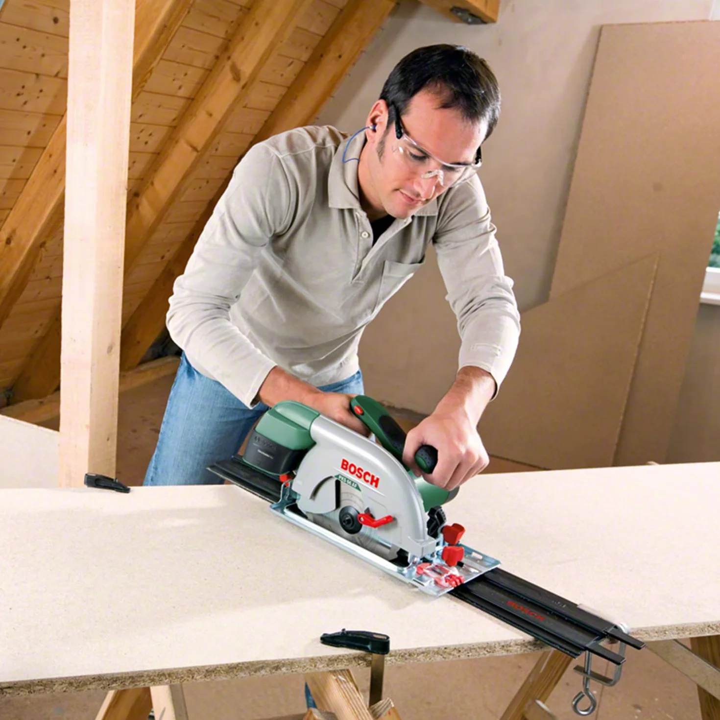 Bosch Kreissäge PKS 66 AF (Präzises Sägen in Holz, 1600 Watt; max. Schnitttiefe 66 mm; 3 tlg. Führungsschienenset)