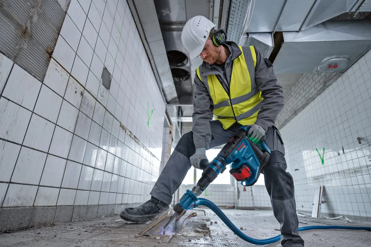 Bosch Professional System 18 V: Akku-Bohrhammer BITURBO GBH 18V-40 C (SDS Max Griff, 9.0 J, L-Box)