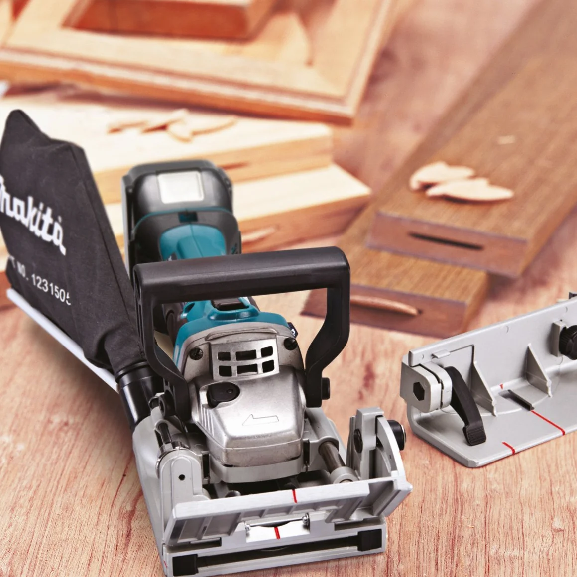 Makita Akku-Nutfräse 18V / 5,0 Ah, 2 Akkus + Ladegerät im MAKPAC