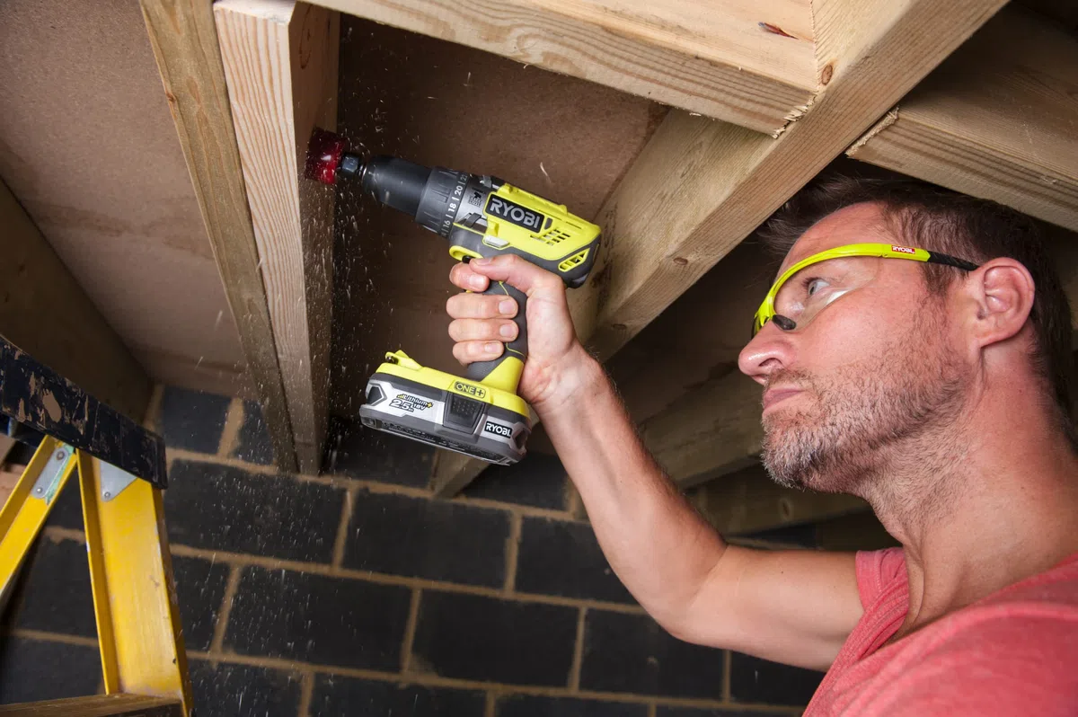 RYOBI 18 V ONE+ 8-tlg, Akku-Combo-Kit RCK184O-242SZL, Schlagbohrschrauber, Winkelschleifer, Handkreissäge, Delta-Vibrationsschleifer, 2x Akkus (4,0Ah & 2,0Ah), Ladegerät, Werkzeugtasche