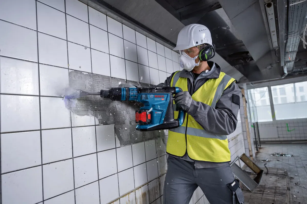 Bosch Professional System 18 V: Akku-Bohrhammer BITURBO GBH 18V-40 C (SDS Max Griff, 9.0 J, L-Box)