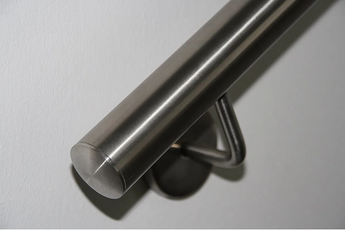 Edelstahl Handlauf V2A 42,4mm 240K geschliffen Wandhandlauf mit leicht gewölbter Endkappe - UNGETEILT - 2000 mm