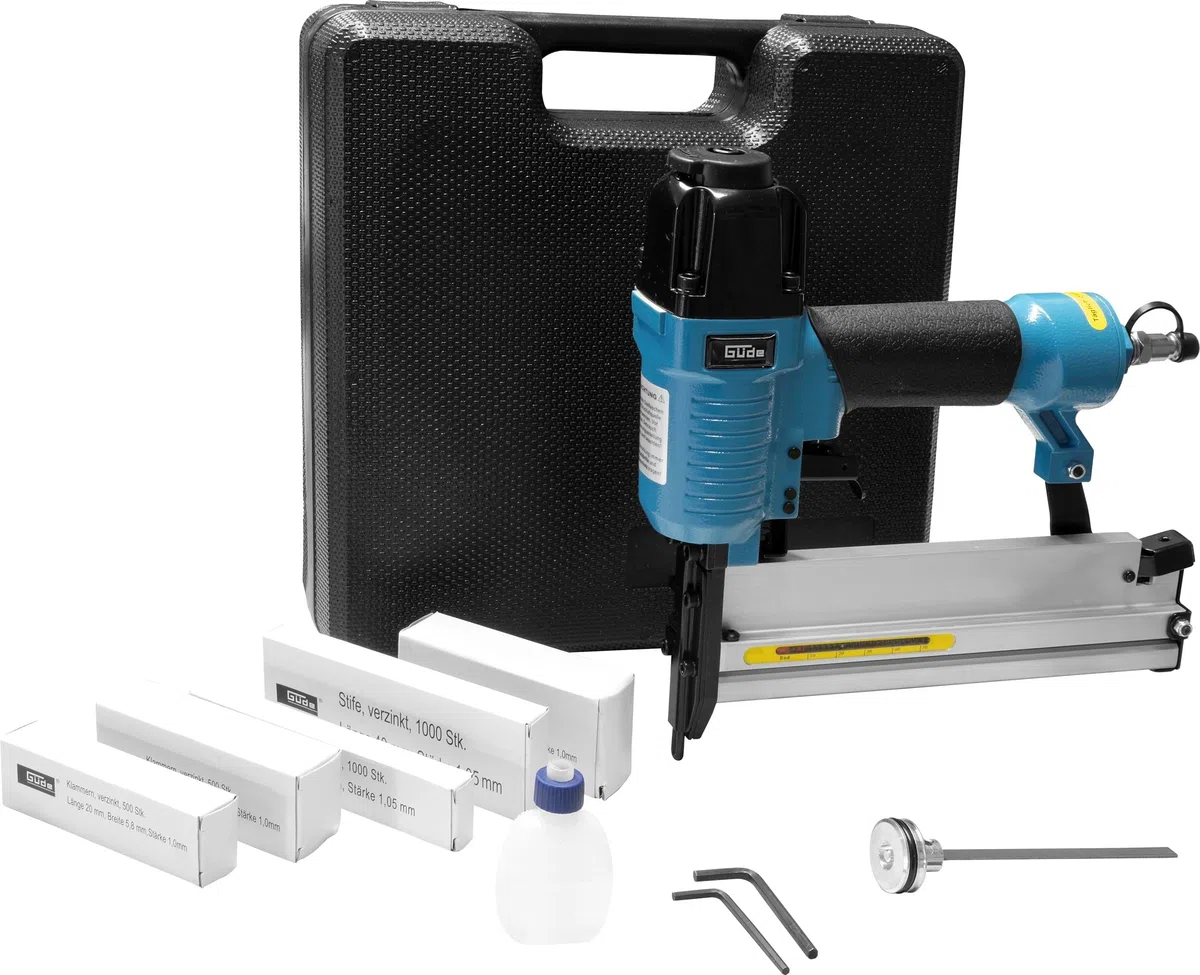 Güde Druckluft-Klammergerät/Nagler (max. 6 bar, Test GUT - SEHR GUT, Tiefenkontrollrad, Sicherheitsschlagsperre, inkl. 1500 Klammern (20/32/40 mm) & 2000 Stifte (25/40 mm), Ölflasche, Tragekoffer)
