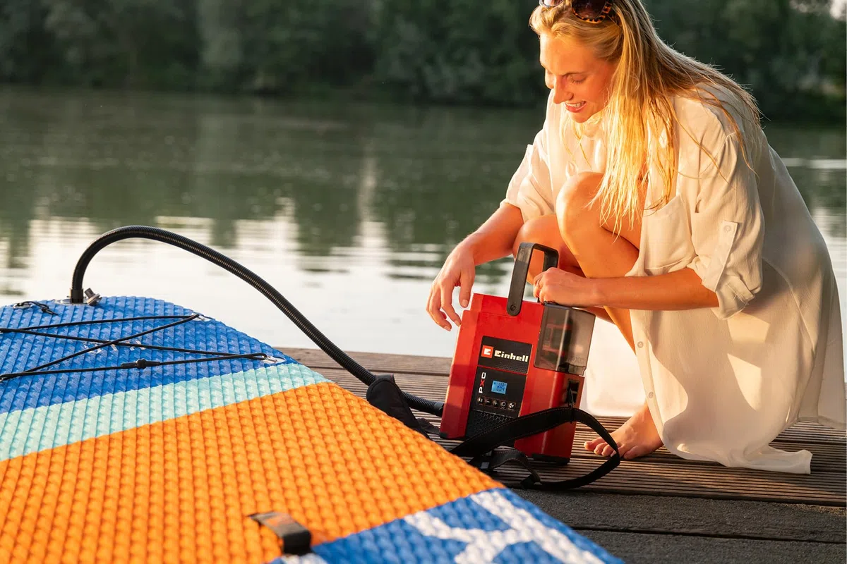Einhell Akku-SUP-Pumpe SUPPERO 18/380 PXC (18 V, Inflation + Deflation, max. 1,38 bar / 20 PSI, max. 380 L/min, Auto-Stop, Tragegurt, inkl. 7 Adapter, ohne Akku)