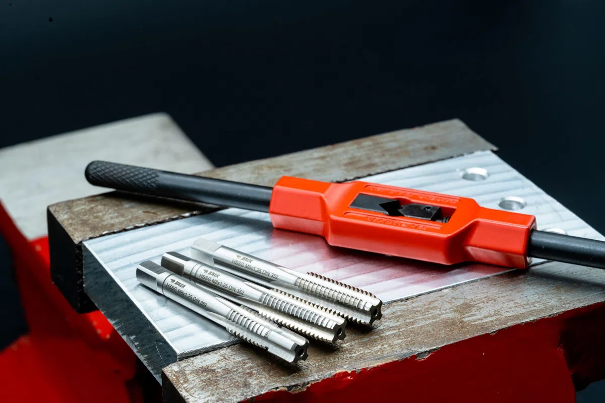 BAER Gewindeschneider Set, M3 - M12, HSS, Gewindeschneiden, Handgewindebohrer, Schneideisen, Gewindeschneidsatz, Gewindewerkzeuge, Schneidpaste, Profi Gewinde-Werkzeugkoffer