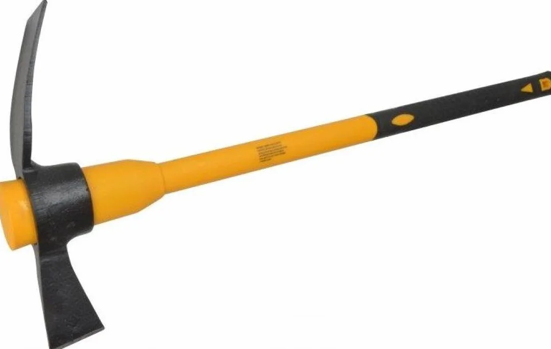 Roughneck Mattock Head 5 lb Fibreglass Handle (64-252)