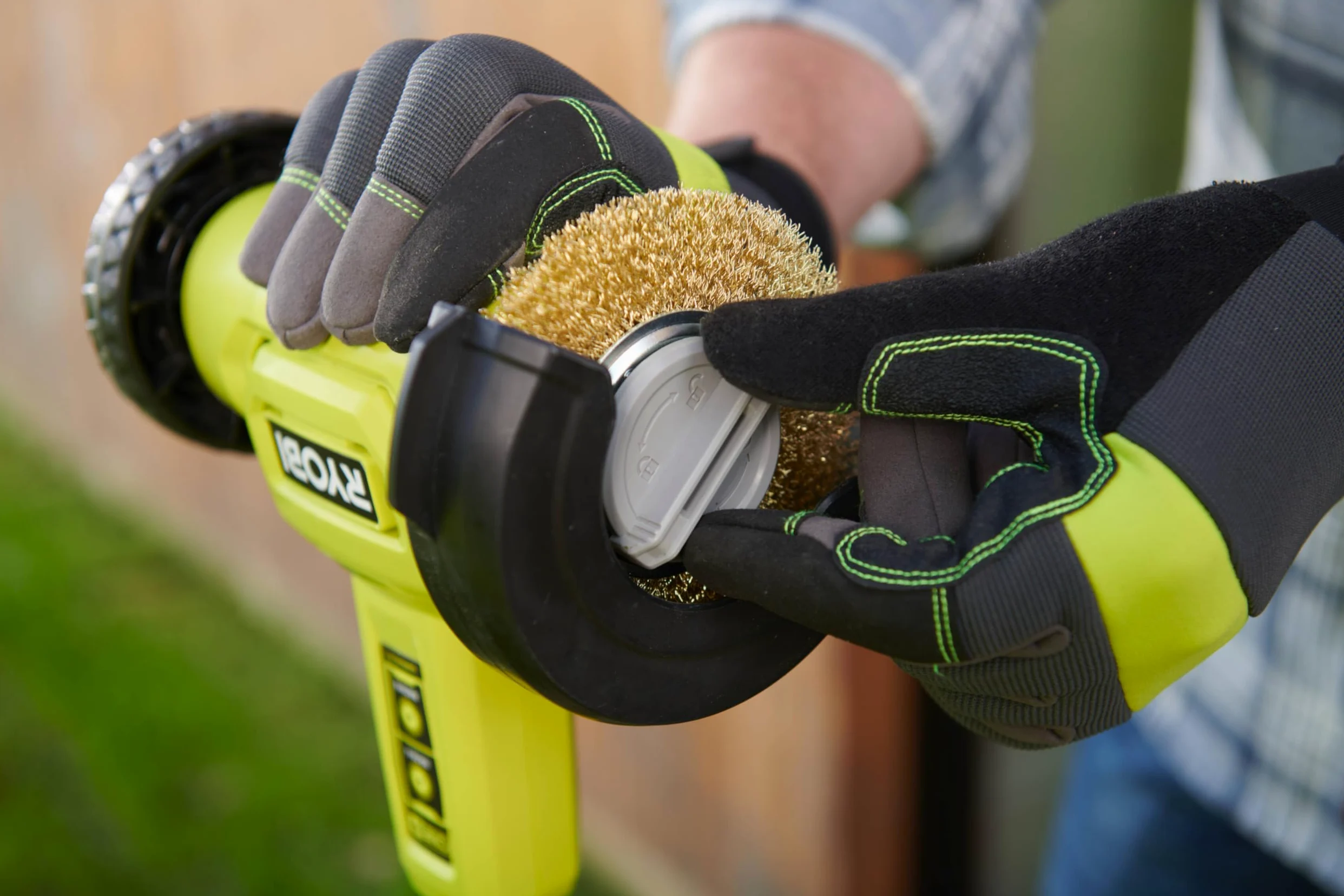 RYOBI 18 V ONE+ Akku-Fugenreiniger RY18PCC-120, mit Drahtbürste, inkl. 1x 2,0 Ah Akku und Ladegerät