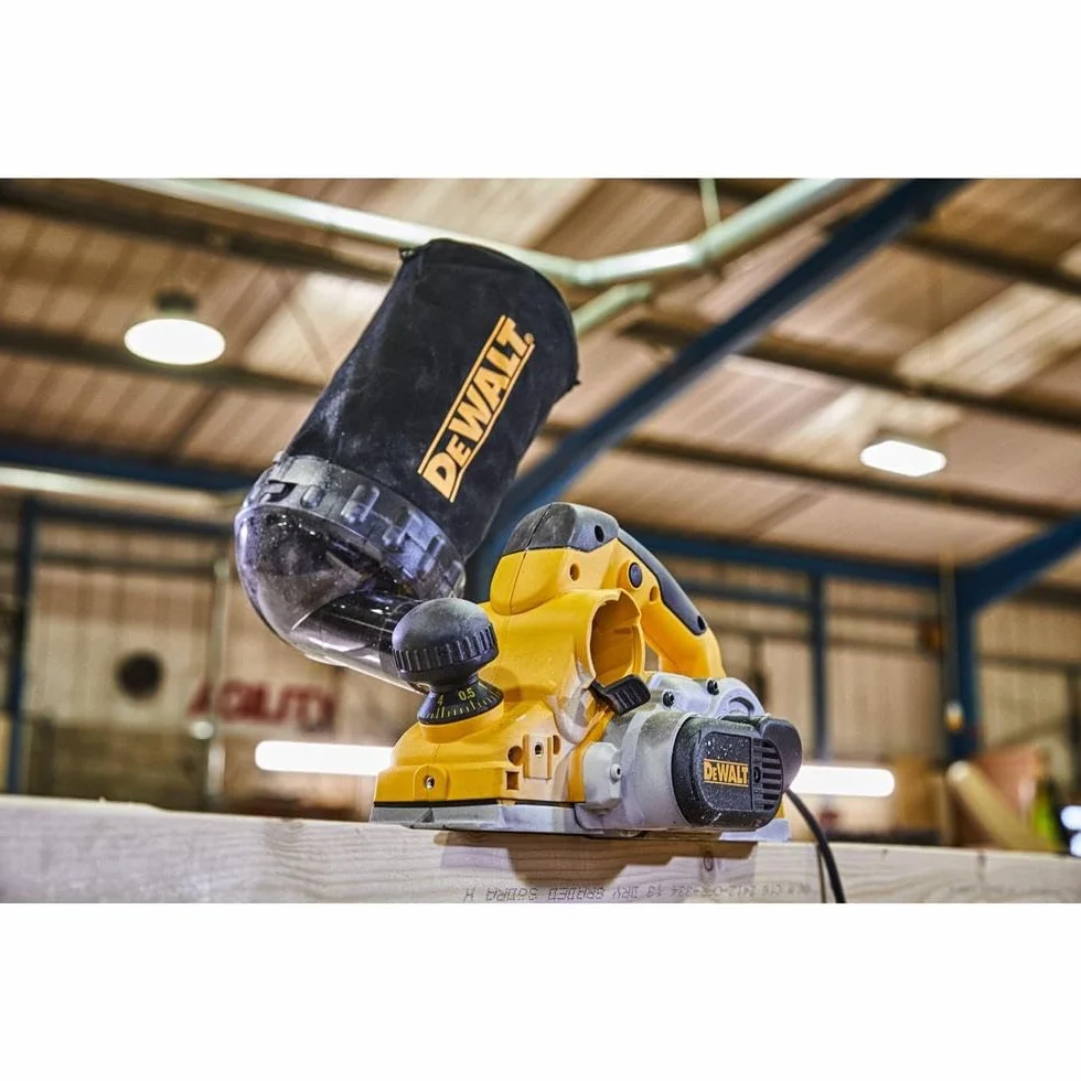 Dewalt Hobel (82 mm) D26500K (1.050 Watt, Hobelbreite 82 mm, ø-Messerwelle 64 mm, max. Spantiefe 4 mm, max. Falztiefe 25 mm, Hobeltiefe in 1/10 mm Schritten einstellbar, plangefräste Hobelsohle)