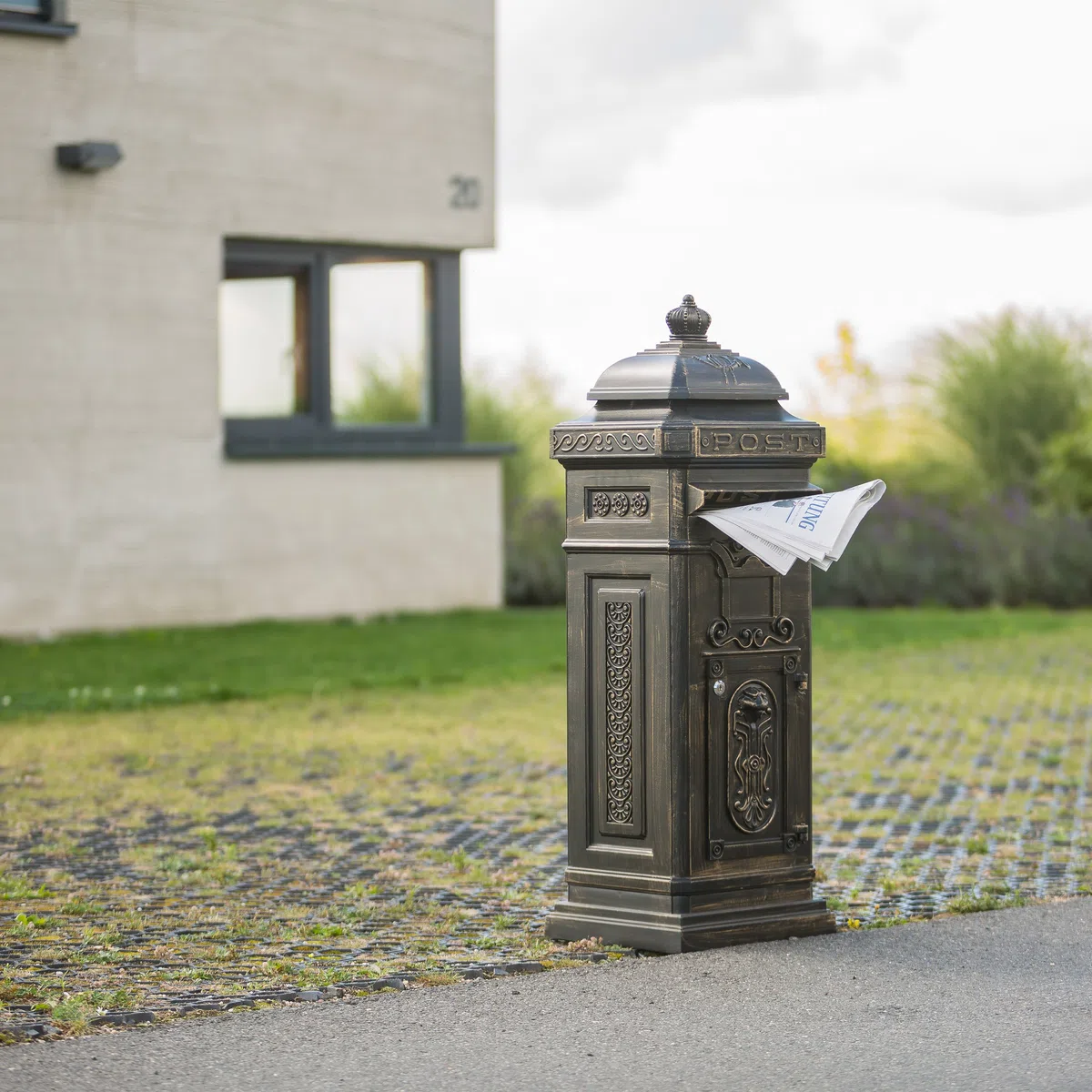 Relaxdays Standbriefkasten Antik, britisches Design, rostfreies Aluminium, HBT 101x34,5x31 cm, Säulenbriefkasten, bronze