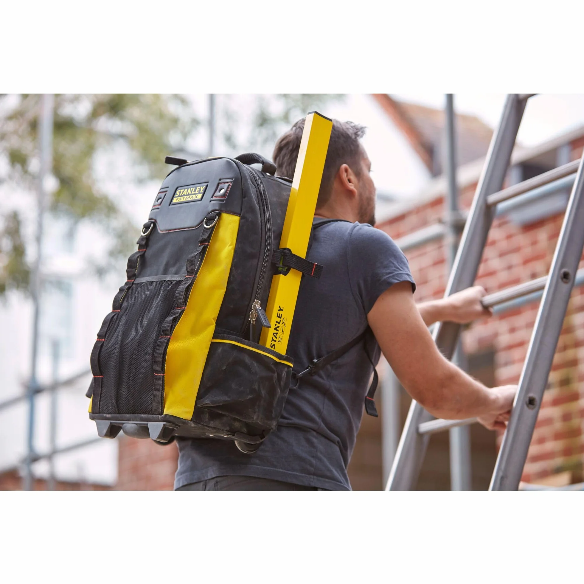 Stanley - FatMax Arbeitsrucksack Werkzeugrucksack mit wasserdichtem Kunststoffboden, atmungsaktive Polsterung, stabiler Teleskopgriff, robustes 600 Denier Nylon, 36 x 23 x 54 cm, Schwarz, 1-79-215