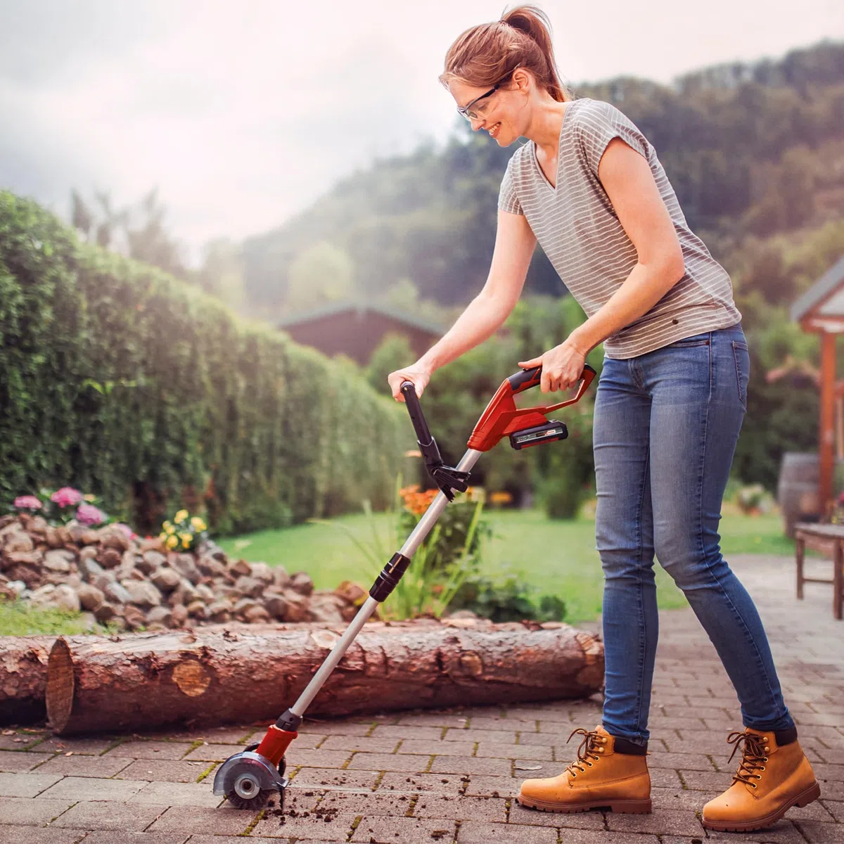 Einhell Akku-Fugenreiniger GC-CC 18 Li Kit Power X-Change (18 V, wechselbare Fugenbürsten aus Nylon & Stahldraht, Teleskop-Führungsholm, inkl. 1x 2,0 Ah Akku + Ladegerät)