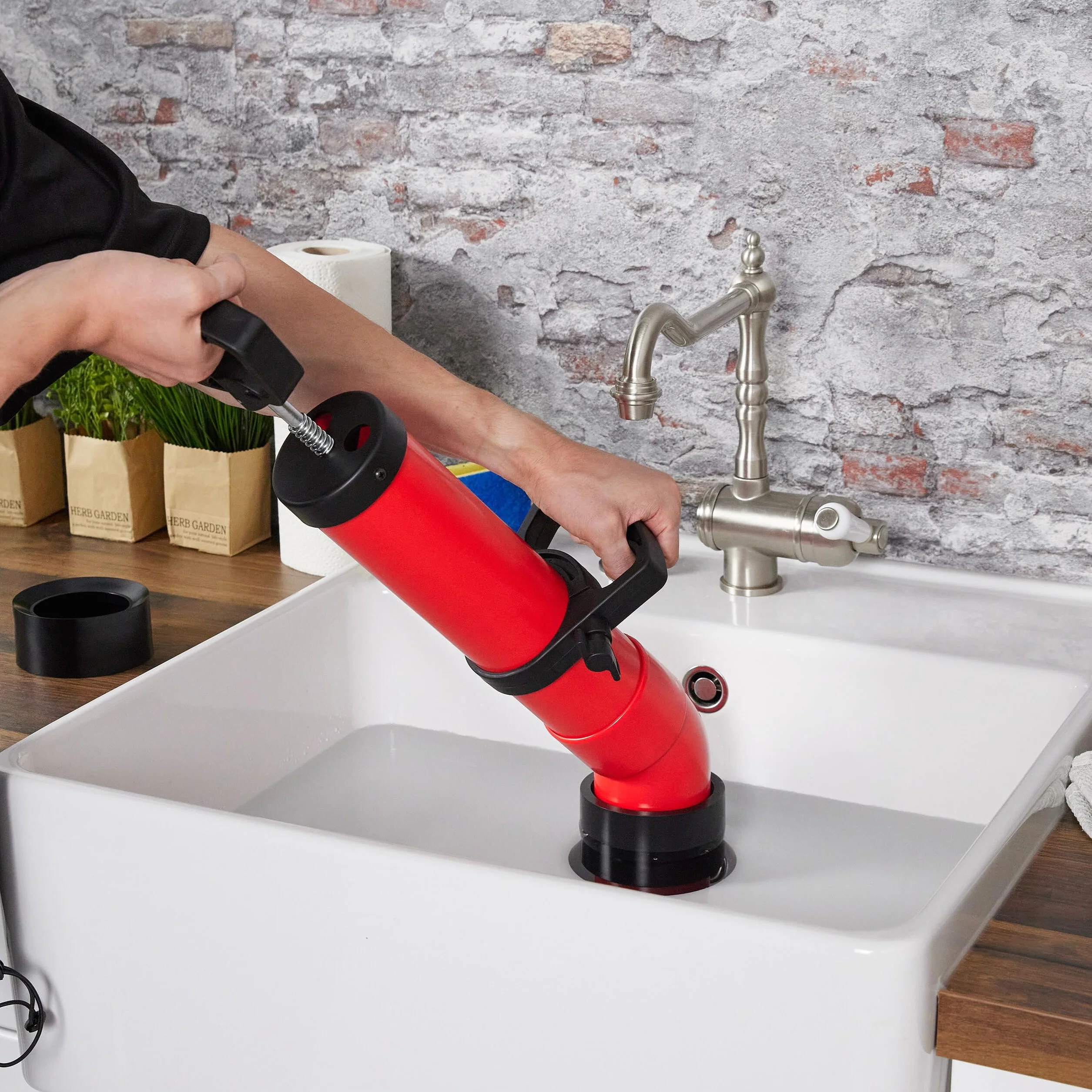Relaxdays Rohrreinigungspumpe, 2 Aufsätze für Dusche & Waschbecken, Abflussreiniger Druckluft, chemiefrei, schwarz/rot