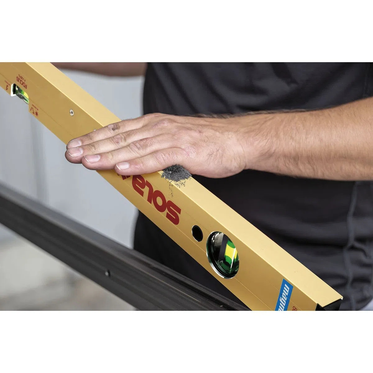 SOLA AZM 100 - Wasserwaage magnetisch 100 cm - starker Halt durch Neodym Magnete - Wasserwaage mit Magnet 100 cm - patentierte SOLA-Focus Libelle