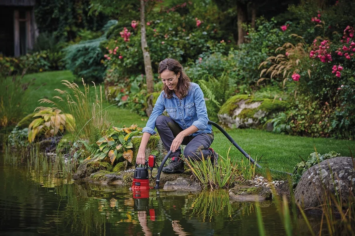 Einhell Schmutzwasserpumpe GC-DP 7035 LL (700 W, flachabsaugend bis 1 mm, Fördermenge 16.000 L/h, 0,8 bar, Eintauchtiefe 7 m, verstellbar für Schmutz- & Klarwasser)