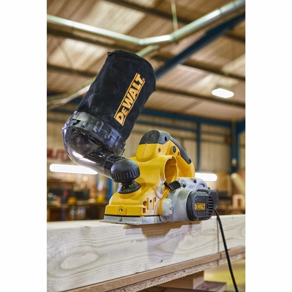 Dewalt Hobel (82 mm) D26500K (1.050 Watt, Hobelbreite 82 mm, ø-Messerwelle 64 mm, max. Spantiefe 4 mm, max. Falztiefe 25 mm, Hobeltiefe in 1/10 mm Schritten einstellbar, plangefräste Hobelsohle)