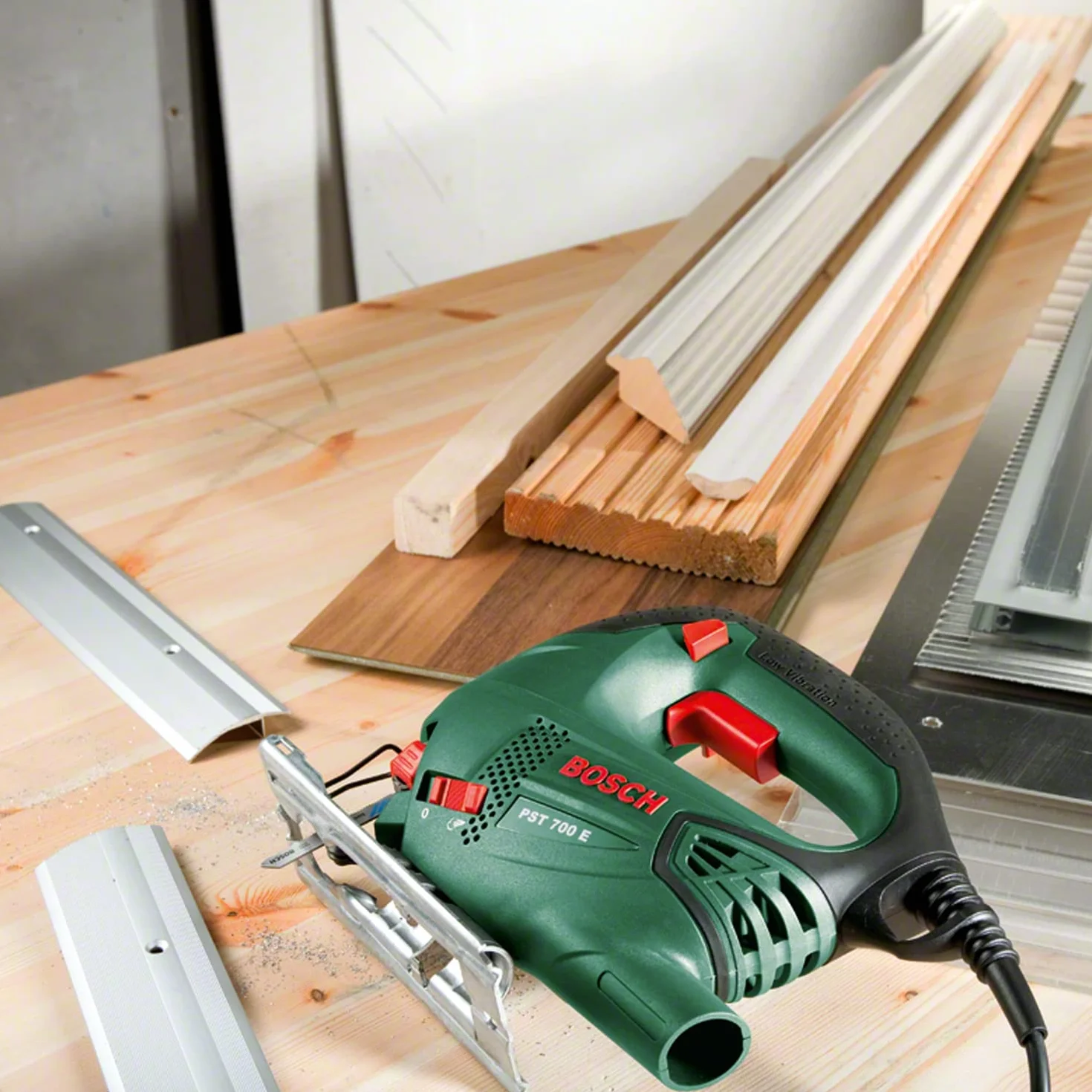 Bosch Stichsäge PST 700 E (1x Sägeblatt, Koffer, 500 Watt)