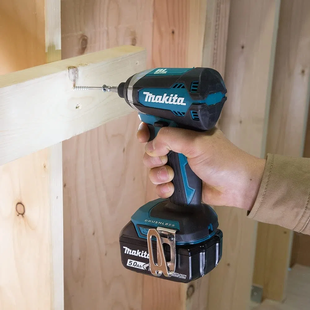 Makita DLX6085TJ Akku-Kombo-Kit 18V (DHR243+DHP481+DTD153+DHS680+DGA513+DTM51) / 5,0 Ah, 3 Akkus + Ladegerät + 4x MAKPAC