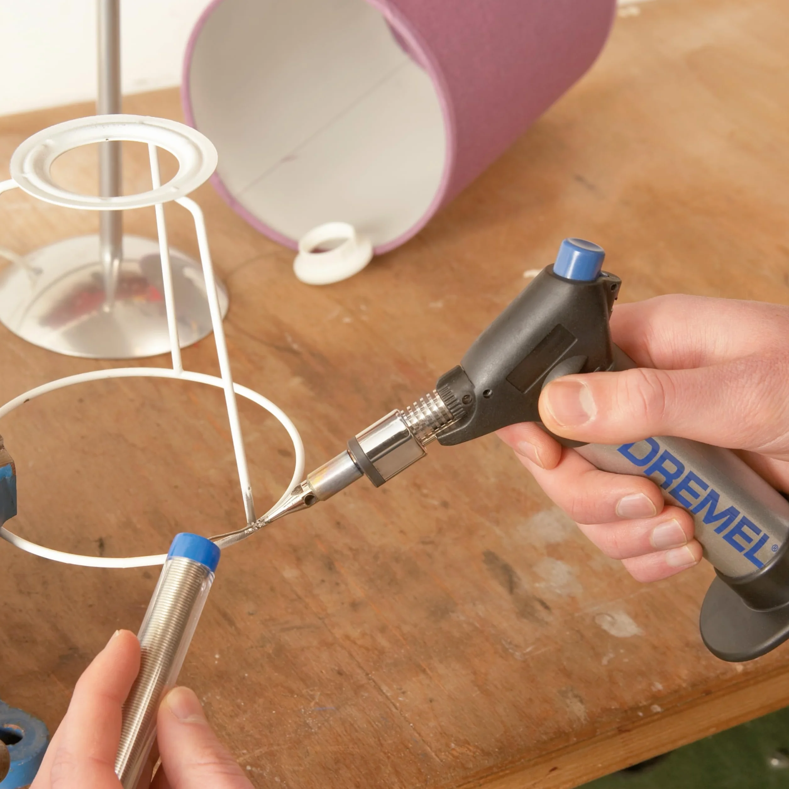 Dremel 2200 VersaFlame Multifunktionaler Butangas-Brenner - Butangas-Lötlampe, Gasbrenner und Löt-Set (mit 5 Zubehören zum Löten, Schrumpfen, Schweißen, Flambieren)